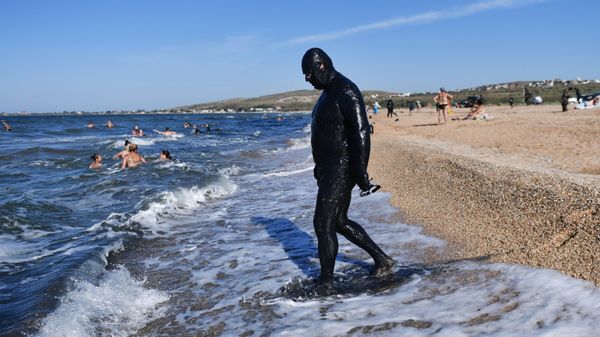Отдыхающий после принятия грязевых ванн на Чокракском озере в Крыму