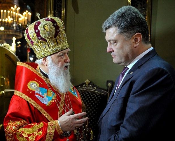 Президент Украины Петр Порошенко присвоил Патриарху Киевскому Филарету (Михаилу Денисенко) звание Герой Украины