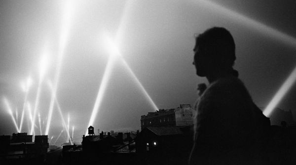 Лучи прожекторов войск ПВО Лучи прожекторов войск ПВО