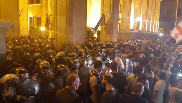 Беспорядки в Тбилиси: митинг, штурм парламента, водометы и газ