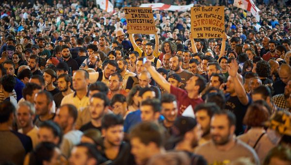 Акции протеста у здания парламента Грузии