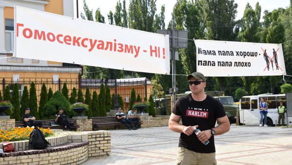 Участник акции протеста против ЛГБТ-парада в Киеве. 23 июня 2019