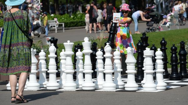 Отдыхающие в парке Сокольники в Москве