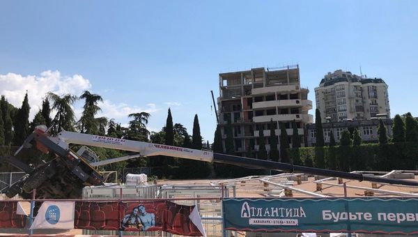 В Ялте на стадионе Авангард упал монтажный кран