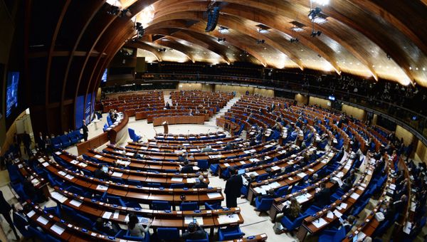 Делегаты в зале на пленарном заседании сессии Парламентской ассамблеи Совета Европы (ПАСЕ).
