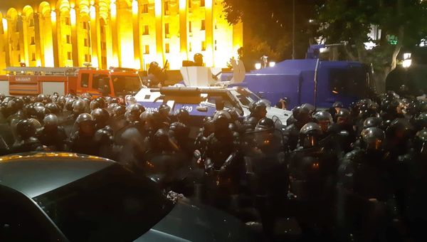 Акции протеста у здания парламента Грузии