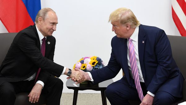 Президент РФ Владимир Путин и президент США Дональд Трамп. Архивное фото