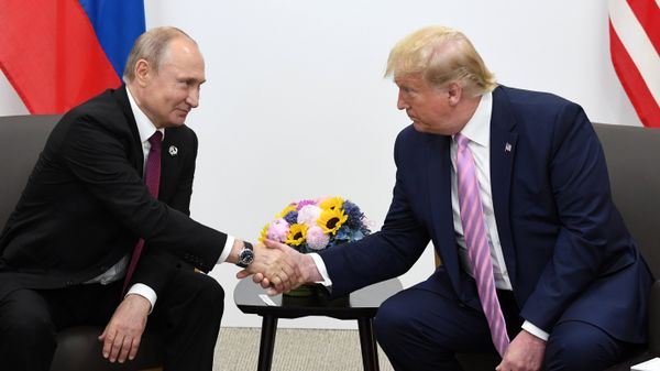 Президент РФ Владимир Путин и президент США Дональд Трамп во время встречи на полях саммита Группы двадцати в Осаке. 28 июня 2019