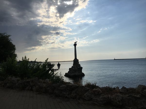 Вид на памятник Затопленным кораблям в Севастополе Вид на памятник Затопленным кораблям в Севастополе