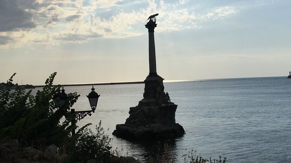 Вид на памятник Затопленным кораблям в Севастополе
