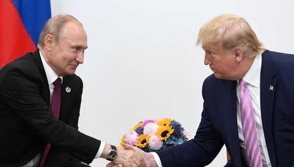 Президент РФ Владимир Путин и президент США Дональд Трамп во время встречи на полях саммита Группы двадцати в Осаке. 28 июня 2019