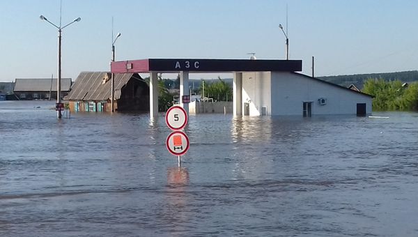 Затопленная улица в городе Тулуне в Иркутской области, пострадавшем от паводка