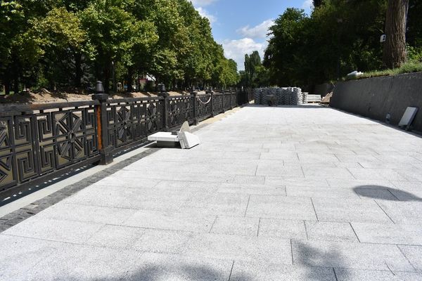 В рамках капитального ремонта набережной реки Салгир началась укладка новой тротуарной плитки. 1 июля 2019 года