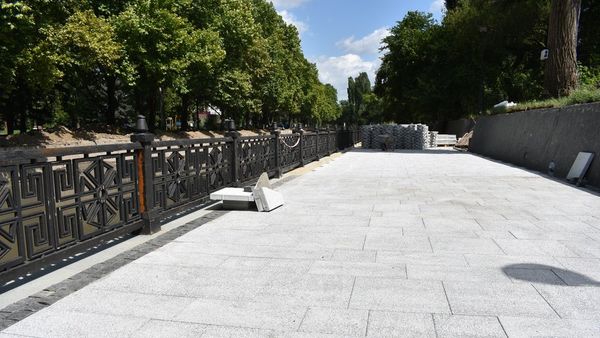В рамках капитального ремонта набережной реки Салгир началась укладка новой тротуарной плитки
