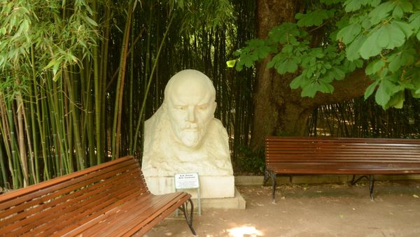 Бюст В.И. Ленина возле Научного музея в Никитском ботаническом саду