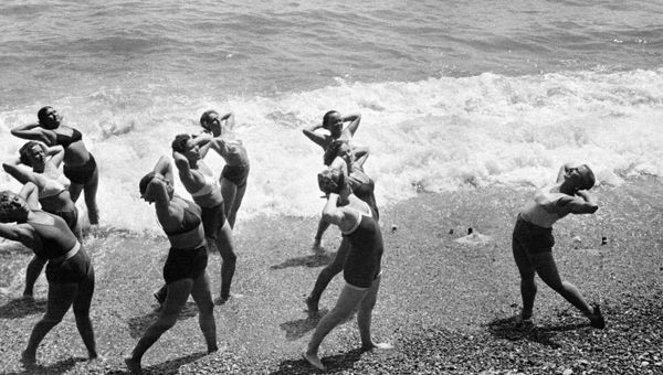 Утренняя зарядка на Черноморском побережье Крыма. 1953 год