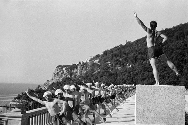 Утренняя зарядка в одном из санаториев Крыма, 1954 год