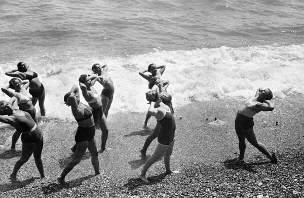Утренняя зарядка на Черноморском побережье Крыма. 1953 год
