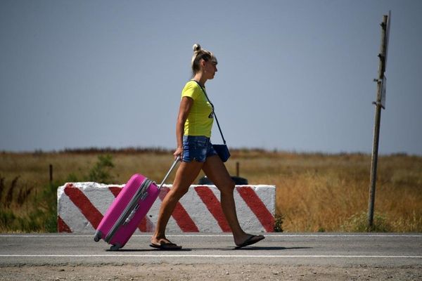 Украинская туристка в пункте пропуска Джанкой на границе с Украиной