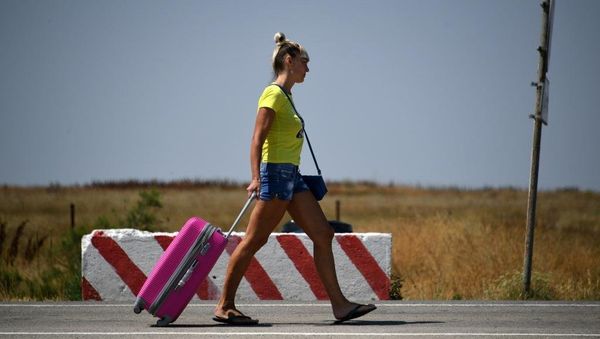 Украинская туристка в пункте пропуска Джанкой на границе с Украиной