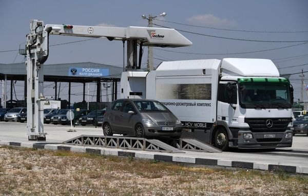 Мобильный досмотровый комплекс Таможенной службы в пункте пропуска Джанкой