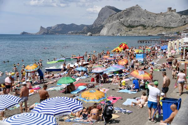 Отдыхающие на одном из пляжей в Судаке
