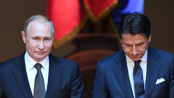 Президент РФ Владимир Путин и председатель Совета министров Италии Джузеппе Конте на пресс-конференции по итогам российско-итальянских переговоров во дворце Киджи в Риме. 4 июля 2019