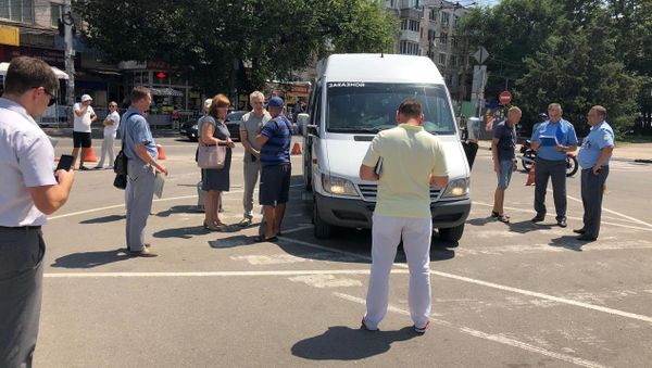 Проверка Минтранса на привокзальной площади Симферополя
