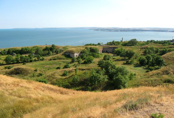 Вид на сооружения крепости Керчь с ее территории