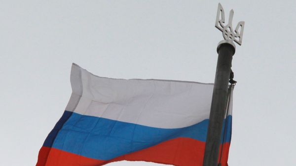 Флаг России и трезубец герба Украины. Архивное фото