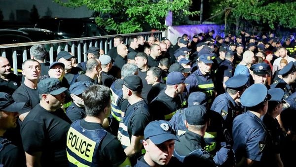 Сотрудники полиции во время стихийной акции против телеканала Рустави 2 в Тбилиси после оскорбления президента РФ ведущего Георгия Габуния