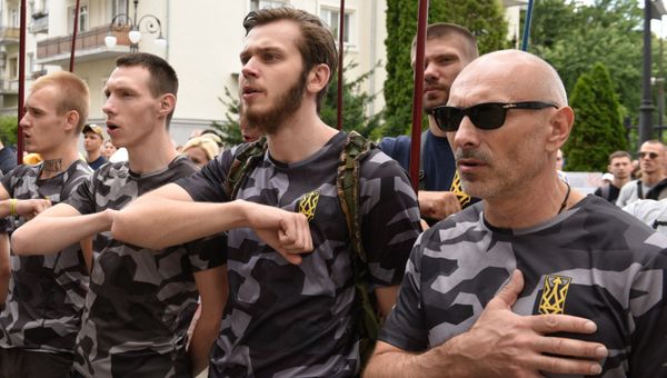 Сторонники партии Национальный корпус проводят акцию протеста у здания Администрации президента Украины против телемоста между российским каналом Россия 1 и украинским каналом NewsOne