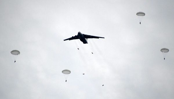 Учения Военно-транспортной авиации (ВТА) и Воздушно-десантных войск на полигоне Чауда в Крыму