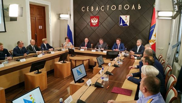 Полномочный президента России в Южном федеральном округе Владимир Устинов представил властям Севастополя нового врио губернатора города Михаила Развожаева. 12 июля 2019