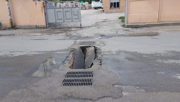 На улице в Симферополе провалился свежеуложенный асфальт