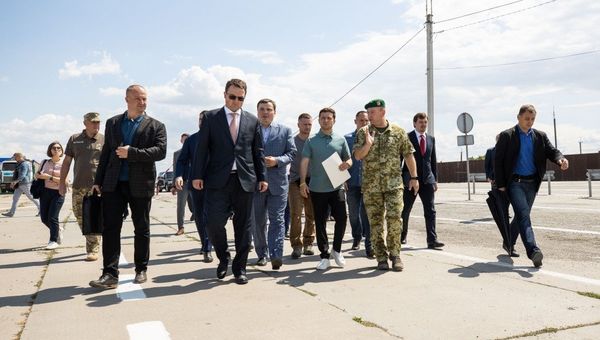 Президент Украины Владимир Зеленский посетил пункт пропуска на границе с Крымом