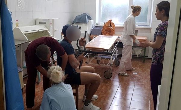 В Судаке мужчину привезли в больницу с застрявшим в руке куском забора