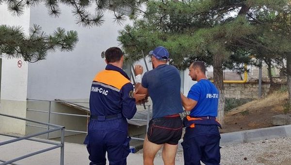 Судакские спасатели оказали помощь мужчине, который повис на металлической ограде и не мог самостоятельно освободиться