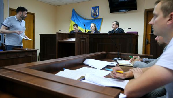 Руководитель портала РИА Новости Украина Кирилл Вышинский (слева) на заседании Подольского районного суда Киева