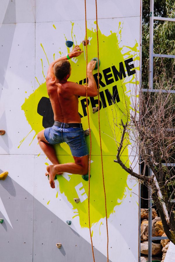 Мини-скалодром на фестивале Extreme Крым