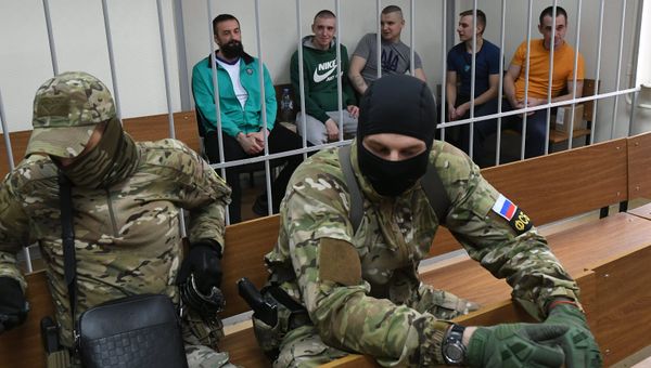Задержанные украинские моряки на заседании Лефортовского суда города Москвы, где рассматривается ходатайство следствия о продлении им ареста