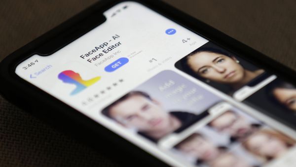Приложение FaceApp на экрана смартфона Приложение FaceApp на экрана смартфона