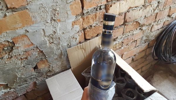 Полицейские пресекли факт реализации фальсифицированного алкоголя в особо крупном размере