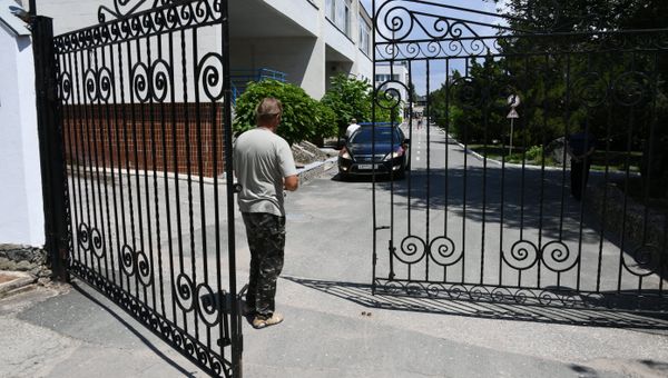 Машина Следственного комитета на территории детского лагеря Лучистый под Евпаторией