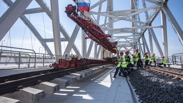На Крымском мосту уложены все рельсы