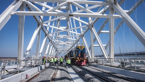 На Крымском мосту уложены все рельсы