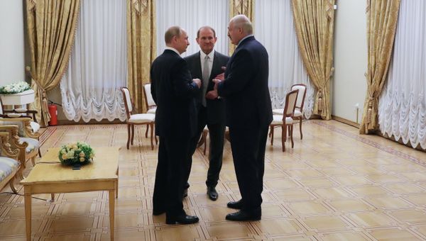 Президент РФ Владимир Путин, глава политического совета партии Оппозиционная платформа - За жизнь Виктор Медведчук (в центре) и президент Белоруссии Александр Лукашенко (справа) во время встречи в Таврическом дворце. 18 июля 2019