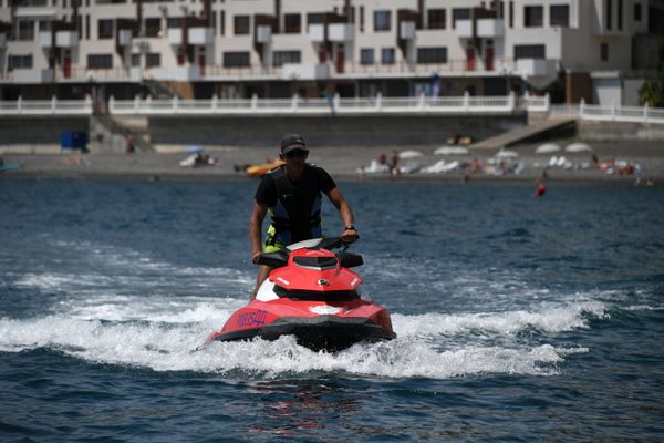 Гидроцикл в море у берегов поселка Рыбачье в Крыму Гидроцикл в море у берегов поселка Рыбачье в Крыму