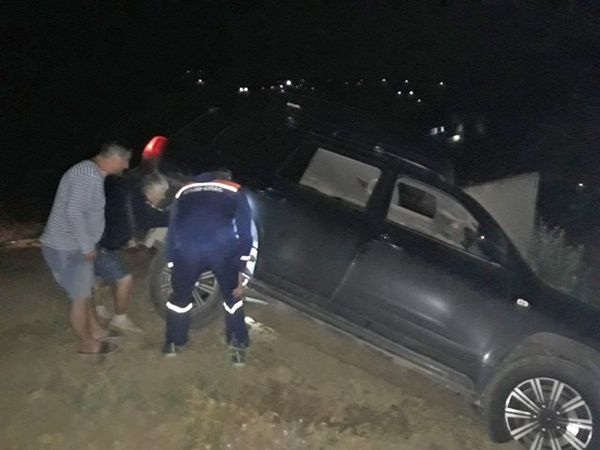 Машина зависла над обрывом в поселке Курортное 