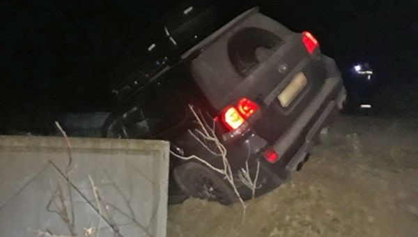 Машина зависла над обрывом в поселке Курортное
